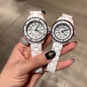 香奈儿 Chanel J12系列N表径：表扣：三重折叠原装扣背透：密底表壳材质：陶瓷N表盘材质：陶瓷精钢表镜材质：水晶玻璃表冠材质：精钢，旋入式精钢表冠表带材质