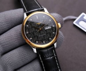 台湾厂出品，浪 琴 名匠男士系列 腕表尺寸39.811.9Mm。纤薄的圆弧型壳套 防水可达120米 ，壳侧身细腻圆润 质感十足 壳身严格按照品质开模 蓝宝石水晶