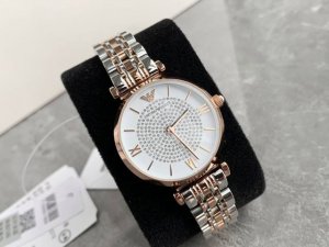 Armani 阿玛尼满天星女士手表型号Ar1926！表盘直径32Mm 316精钢表带。矿物质玻璃镜面，蝴蝶双按扣，生活防水30米。