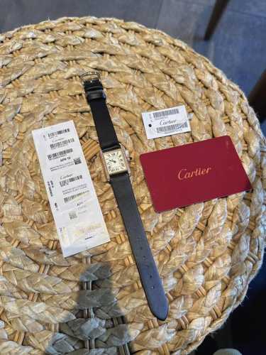 Factory 卡地亚 Cartier 坦克系列则推出tank Must腕表，表盘由经典罗马刻度显示 搭配must 系列方尖蓝宝石把头，表壳大小为中号：25.5