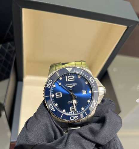 浪琴康卡斯陶瓷圈潜水表 经典的太阳纹饰底盘，镶嵌立体时标，可旋转陶瓷圈，防水深度300米，大气又时尚！ 机械机芯动能最长可达约72小时左右。 #潜水表