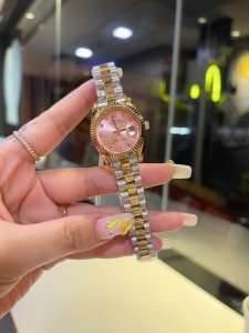 新款推荐 劳力士 28Mm精致小表螺旋后盖 珍珠贝母 女款钻面 爆款推荐 设计显出独特高贵优雅女神气质!316精钢搭配原装拉扣,不显浮华的风格广受女神喜爱,逐渐 新款推荐 劳力士 28Mm精致小表螺旋后盖 珍珠贝母 女款钻面 爆款推荐 设计显出独特高贵优雅女神气质!316精钢搭配原装拉扣,不显浮华的风格广受女神喜爱,逐渐