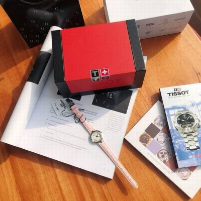 天梭最新款！嘉丽系列 T 瑞士石英女表 ！灵感于古罗马建筑，因其小巧迷人，也被爱称为“小美人” 宠爱自己不需要理由，天梭为女性打造时光之礼 从风格到细节，由整体