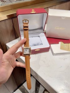 卡地亚-Cartier全新升级版卡地亚猎豹panthère De Cartier 卡地亚猎豹系列以精致灵动的造型 摩登现代的风格 诠释自信优雅它线条流畅 魅惑动