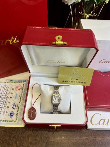 B H 配图片同款包装25 Cartier卡地亚猎豹手表等了2个月才出货，在超长的品牌历史上制作出众多经典，比如腕表中的桑托斯猎豹这样的传奇系列。近几年Cart