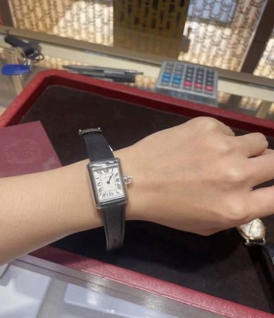 Cartier卡地亚 坦克系列 石英机芯 小号 女款 瑞表 29.5Mm*22Mm 白色表盘 精钢表壳 真皮表带