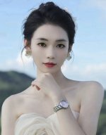 浪琴心月粉色表盘钻石款 今天要为大家带来一款充满女性柔美气质的浪琴心月粉色盘面手表！ 这款手表以它的粉色盘面和优雅设计，成为了女性们展现个人魅力的时尚之选。