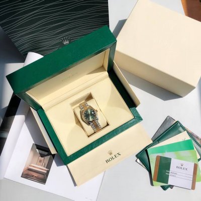 劳力士Rolex女款蚝式恒动型腕表！表壳直31毫米。采用904L不锈钢来锻造，具备高抗腐蚀性。搭配劳力士定制版2236蓝游丝全自动机械机芯性能极为稳定，抗震力强