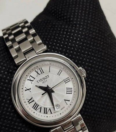 准备好成为刘亦菲这样的大美人了吗 观望了好久终于入手了天梭刘亦菲同款的小美人系列，这款表是石英表，钢带款很耐看、超有气质的，带上真的显皮肤白，怎么看都耐看，真的