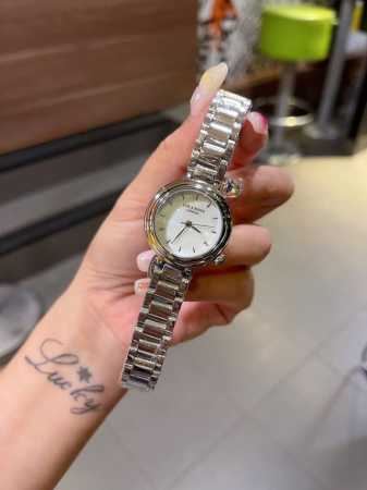 升级版蝴蝶扣 罗拉罗斯作为最靓的小仙女，一定能成功驾驭各个时令最in的时尚 素。还记得一经推出就火遍ins圈的小绿盘吗？这个仙女手表就是来自英国的设计师品牌lo - 点击图像关闭