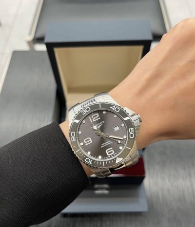 浪琴康卡斯灰色盘真的好高级，简约大方色调低调内敛，特别适合穿衬衣的男孩子，感觉这个手表一带气质马上就飙升啦！ 表盘有41 43Mm两个尺寸，基本任何男士的手腕都