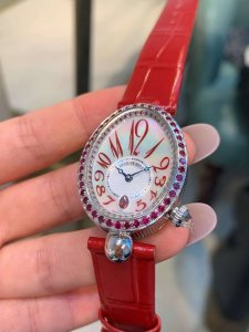 宝玑那不勒斯王后系列Reine De Naples 高品质女士瑞士石英机芯女表，腕表 设计灵感正是来自宝玑大师为那不勒斯王后卡洛琳 缪拉所创制的世界首枚腕表。该