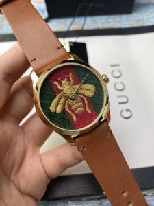 古驰 Gucci 专柜同步新款上市小蜜蜂 棕色皮带带上黄金表売非常大气之好看刺绣小蜜蜂工艺高 做工精细非常完美 欢迎下单