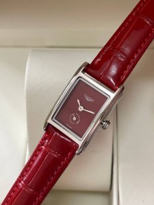 490黛绰维纳酒红色到货 浪琴-Longines 黛绰维纳系列 ，立体字面，漆绘罗马数字及时标，蓝钢指针， 高端配置 搭配精准石英机芯 拱形镀膜玻璃 316精钢