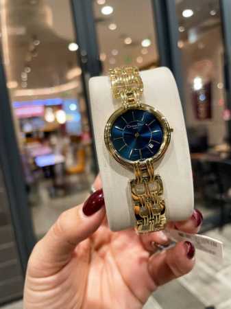 白 金 Dior 南瓜浮雕系列 换上了轻薄的衫，露出的肌肤总需要些小小不经意的点缀。Dior手表一直都很有设计感，每款都有独特的风格，简单日历的位置不走寻常路， - 点击图像关闭