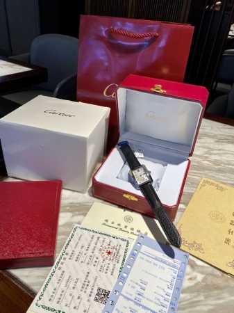 卡地亚腕表系列，长方形设计与罗马时标，营造出与众不同的美感，搭载瑞士石英，316精钢表壳，直径30X39，表盘与表壳全手工镶钻十多种颜色随你搭配，时尚又百搭美美 - 点击图像关闭