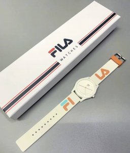 斐乐硅胶的表带，软软的不硌手。再加上这个配色是她最喜欢的橙色，果断拿下送给她！石英机芯，不用换电池调好时间就能一直走下去了！六一不一定是小孩子过，六一这天收到礼