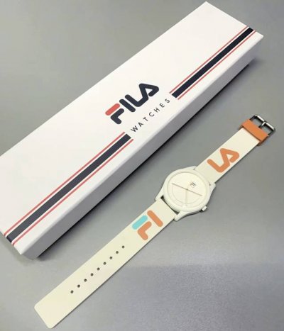 斐乐硅胶的表带，软软的不硌手。再加上这个配色是她最喜欢的橙色，果断拿下送给她！石英机芯，不用换电池调好时间就能一直走下去了！六一不一定是小孩子过，六一这天收到礼