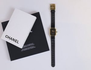 香奈儿Chanel黑金小方糖女士石英腕表，尺寸2025Mm.搭载进口石英机芯，方形多边形大切边度膜玻璃镜面，钻石切割工艺，始终保持无痕清透，搭配丝绒质感橡胶表带