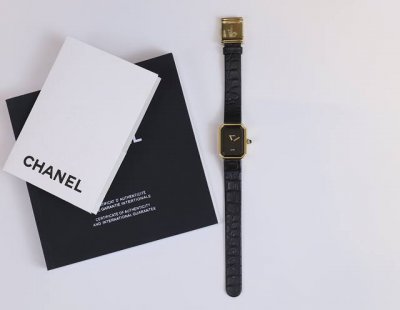 香奈儿Chanel黑金小方糖女士石英腕表，尺寸2025Mm.搭载进口石英机芯，方形多边形大切边度膜玻璃镜面，钻石切割工艺，始终保持无痕清透，搭配丝绒质感橡胶表带