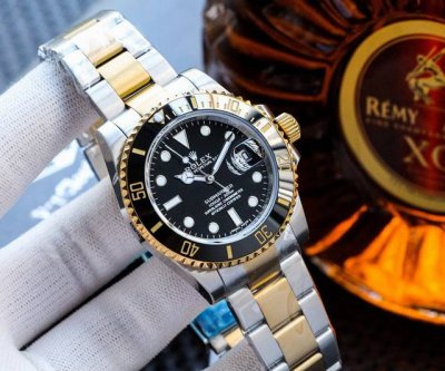 劳力士水鬼震撼来袭，亲民高端体验。劳力士水鬼无可比拟的八大特色：1陶瓷圈：绿色陶瓷圈达到99% 的翠绿，黑水鬼达到100%无色差。与原版一样镀白金刻度，耐脏，不