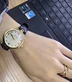 古驰心仪好久了，终于拿下。表盘超好看，很洋气，黑色表带金色表盘。手表很百搭，很适合二十几岁的小姐姐。无论职场还是生活都轻松驾驭。非常推荐#谁还没有一只喜欢的手表