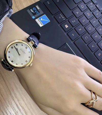 古驰心仪好久了，终于拿下。表盘超好看，很洋气，黑色表带金色表盘。手表很百搭，很适合二十几岁的小姐姐。无论职场还是生活都轻松驾驭。非常推荐#谁还没有一只喜欢的手表