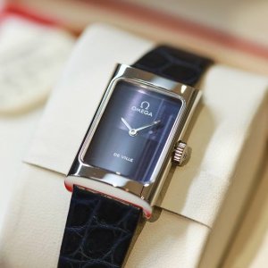 欧米茄 Omega 瑞士钟表制造商，英文名Omega，以希腊字母“Ω”命名。欧米茄由路易士 勃兰特 Louis Brandt 创始于1848 年，欧米茄的经典腕