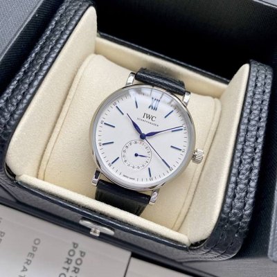 Iwc万国首推柏涛菲诺系列 Iw359201 指针式日历功能，最受欢迎的简洁，优雅，大气的正装风范手表！6字位表盘为最新日历盘！ 表壳 39毫米的表壳与正品一致