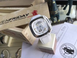 支持香港、美国直邮 Sevenfriday七个星期五 最新 动机械男表，型号sf- 02 。44.3Mmx49.7Mm表径，工业风，超级酷，三针分离，带日历！每
