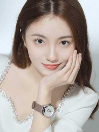 赵丽颖同款 Longines浪琴 名匠系列女士腕表。全新浪琴名匠月相腕表系列。 诠释女性高贵典雅。精钢表壳直径：34毫米尺寸。官方一致6字位月相1-31日期显示 - 点击图像关闭