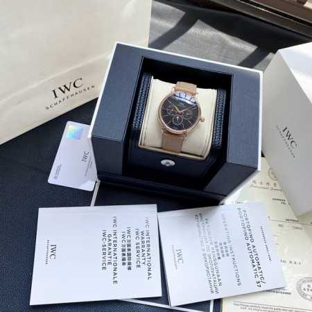 颜值巅峰 倾情演绎 Iwc旗下最耀眼的明星，万年一瞬，品鉴Iwc万国柏涛菲诺万年历腕表！ 1 机芯 采用3836-2型自制机芯，其机芯运转稳定，月相处更是1:1 - 点击图像关闭