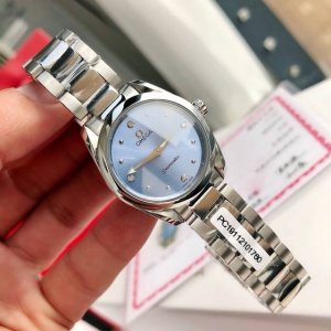 专柜爆款 独家首发 欧米茄海马系列Aqua Terra女士腕表环镶璀璨美钻 诠释精致迷人风范 这款精钢腕表采用对称设计28毫米表径 非常秀气 精美绝伦 配备有光