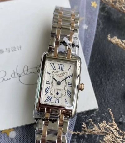 戴卓维纳长方形的手表确实很有个性，上手感觉淑女范满满。我总觉得这款手表比较适合冷艳动人的女神戴，就是你戴上去后，感觉气质上了一个台阶，它20Mm的宽度戴手上，看