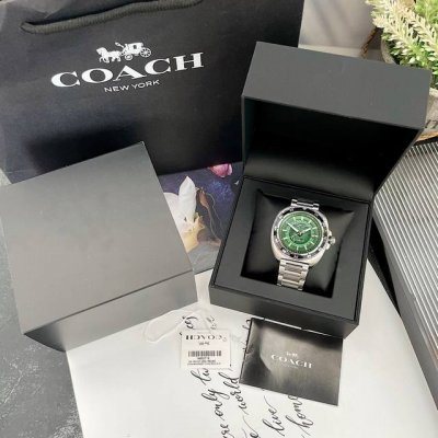 独家原装机械男款Coach 蔻驰Charter系列全钢机械男表，以经典Logo元素打造高辨识度时尚外观，兼具百搭与绅士格调。内圈秒针规范圈、外圈数字刻度搭配三针