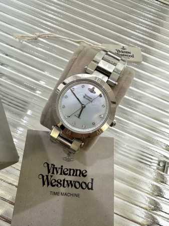 Vivienne Westwood 薇薇安西太后蓝贝母手表 超有夏天气息，浅蓝色的贝母面在光的照射下有点淡紫色的调调，还有珠光贝母的光泽。 银色的钢带配上浅蓝色 - 点击图像关闭