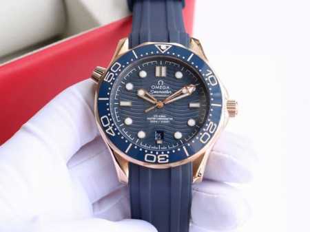 欧米茄-Omega 海马系列300米潜水腕表 表壳采用316L精钢表壳，搭载同级唯一陶瓷原装单向旋转计时圈口。表壳侧面泄压阀跟原装一致。表径40Mm 圈口采用进 - 点击图像关闭