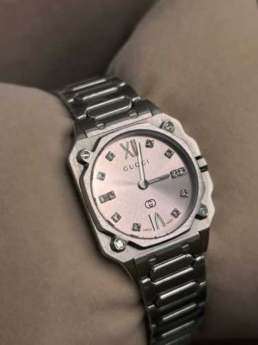 Gucci 古驰 G-Flat系列女士腕表 款号：Ya166501 表径24Mm，粉色盘、白色间金盘两色可选 官方在售价格P：22100人民币 精钢表带表壳，其
