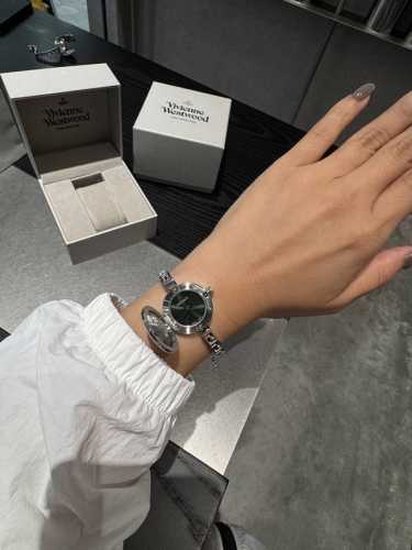 范思哲 Medusa Secret系列，表径25Mm，立体的美杜莎盖面，每一次翻开，都是来自时间的惊喜，灵感汲取于翻盖吊坠与怀表，融合出夸张，大胆的新颖时计。搭