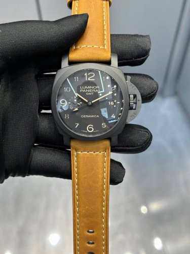 沛纳海 M 441 44Mm表径 全陶瓷表壳 搭载机芯 1 调时功能 时针可快调 日历通过时针快调进行调整 Gmt12小时走一圈 功能全部修正与一致 2 底盖玻