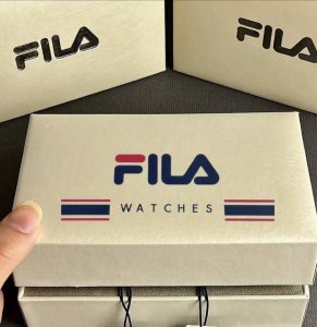 Fial斐乐 秋天戴介块 Fila 手表也太绝了8！ 粉蓝奶白的配色 跟秋天的温柔氛围适配度拉满～ 硅胶表带戴起来舒服又百搭！ 日常搭卫衣还是小外套 戴上它瞬间