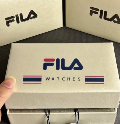 Fial斐乐 秋天戴介块 Fila 手表也太绝了8！ 粉蓝奶白的配色 跟秋天的温柔氛围适配度拉满～ 硅胶表带戴起来舒服又百搭！ 日常搭卫衣还是小外套 戴上它瞬间