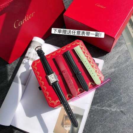 银色款 年卡地亚全新推出的tankmust腕表。It Must Be A Tank在所有经典的卡地亚坦克腕表里面，如果要拥有一只作为日常每天戴的腕表，我肯定选t - 点击图像关闭