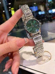 白 金 钢带+20 钻圈+20 欧米茄-Omega 女士腕表 进口石英机芯 316L精钢表壳 直径34Mm厚8Mm该款腕表备受女性喜爱，四季衣服搭配，尽显优雅在