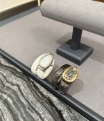 Bvlgari独家实拍Serpenti Spiga宝格丽陶瓷蛇头腕表 35Mm弧形白陶瓷表壳 18K玫瑰金表圈 镶嵌蛋面形切割形状陶瓷把头 漆面抛光表盘 可调节