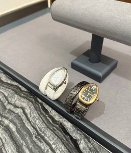 Bvlgari独家实拍Serpenti Spiga宝格丽陶瓷蛇头腕表 35Mm弧形白陶瓷表壳 18K玫瑰金表圈 镶嵌蛋面形切割形状陶瓷把头 漆面抛光表盘 可调节