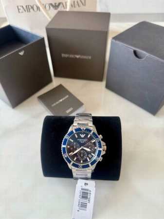 阿玛尼2025太阳能腕表 革新上市 Ar11681 全新43.5Mm大表盘设计，搭配22Mm宽三链式不锈钢表带，质感沉稳，佩戴舒适。蓝色放射纹表盘融合多功能三盘 - 点击图像关闭