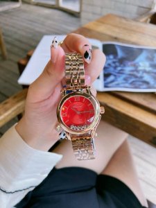 肖邦快乐钻手表重磅牛货快乐钻 Hay Diamonds 作为萧邦最热门最畅销的系列一直以细腻的手法诠释萧邦标志性灵动钻石的概念。此系列作品柔美而时尚，让每一位女