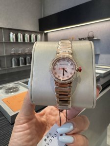 白 金440 钻20 蓝宝石 尺寸28Mm 瑞士762机芯 宝格丽Lvcea光的力量 全新表盘采用珍珠贝母嵌花工艺 呈现造型立体感的旭日纹图案 闪烁太阳光芒 把