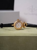 金白同价 梵克雅宝 Charms Gold系列Van Cleef& Arpels经典腕表作Charms,以一枚幸运吊饰妆点流丽圆浑的线条,呼应世家自1920年代